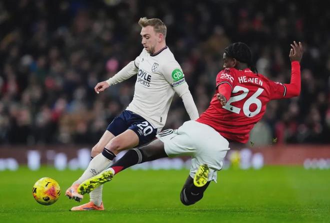 拜仁球星莱默尔复刻施魏因施泰格经典脚后跟破门（拜仁中场莱默尔上演施魏因施泰格式经典脚后跟破门）