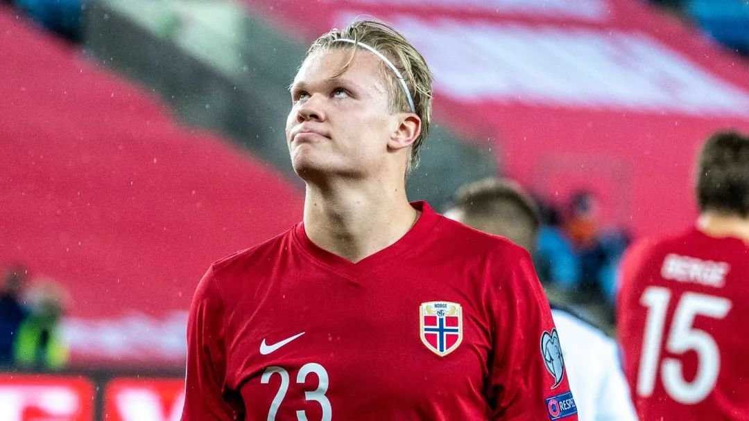 开小会？巴媒：安帅今日训练开始前和维尼修斯交谈了3分钟（巴媒：安切洛蒂今日训练前与维尼修斯交流三分钟）