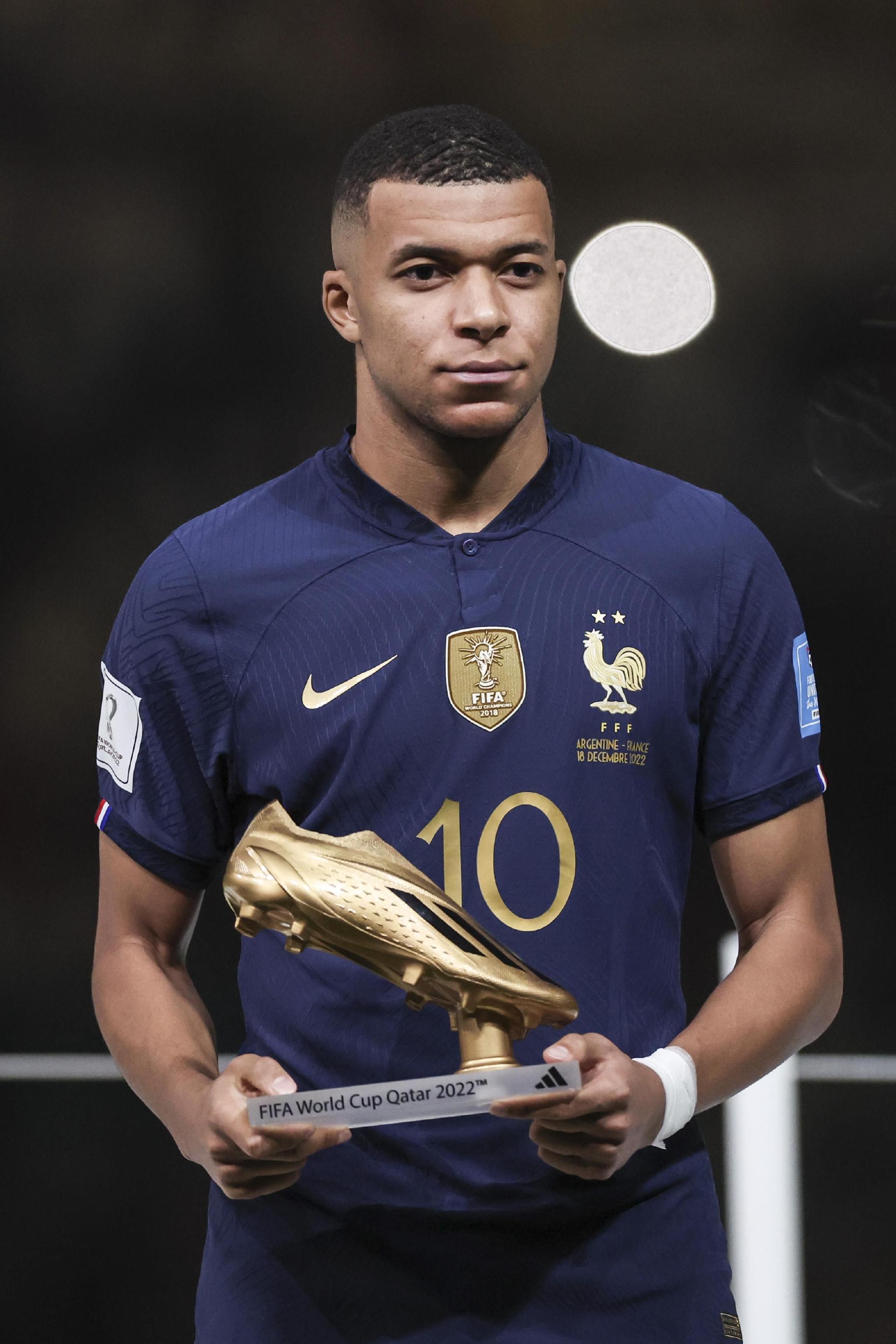 斯凯利晒穿齐达内、博格巴尤文球衣照，尤文球迷留言“快来”（斯凯利晒出身穿齐达内、博格巴款尤文球衣的照片，尤文球迷高呼：快来！）