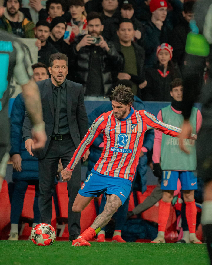 判决书：原北京人和球员陈某因多次受贿，判处有期徒刑一年半