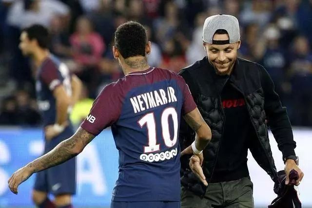 安德森：世界杯潜在首发？我只专注于踢好当下的每场比赛（安德森回应世界杯首发话题：专注当下每一战）